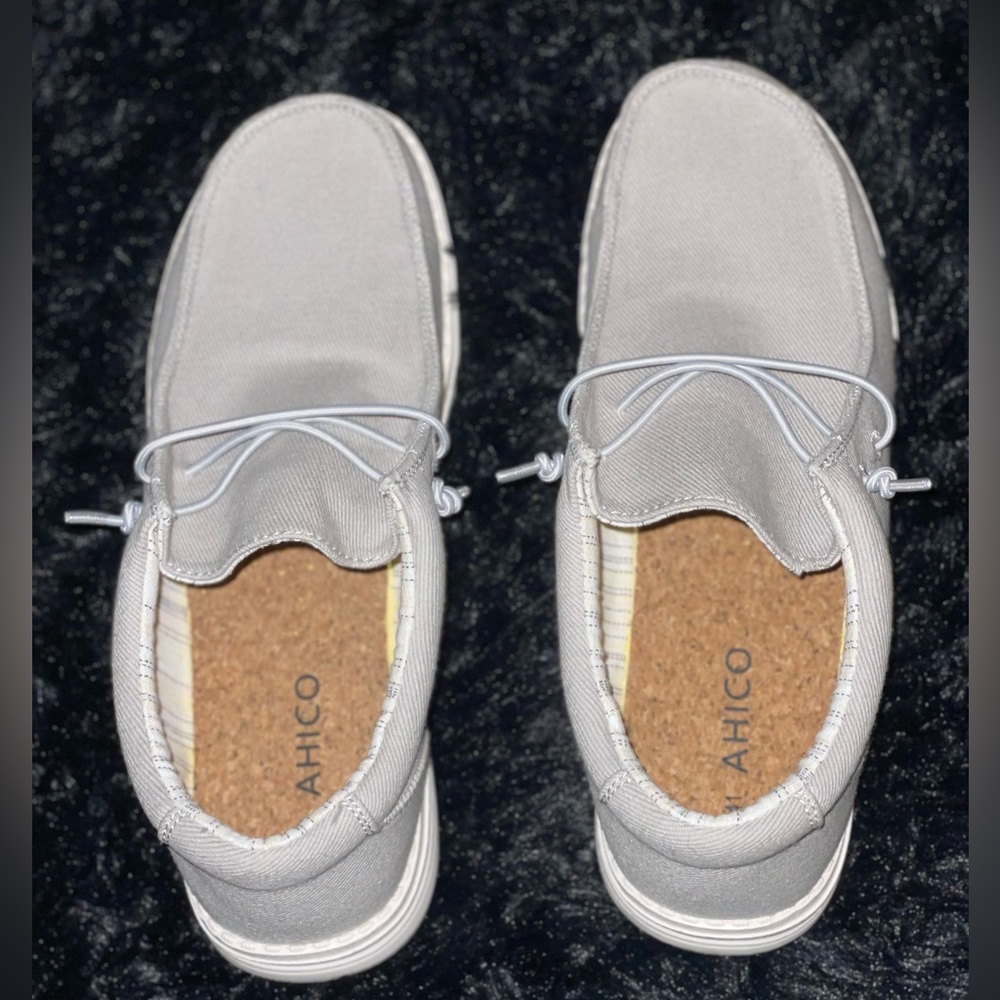 Never worn women’s size 9.5 shoes